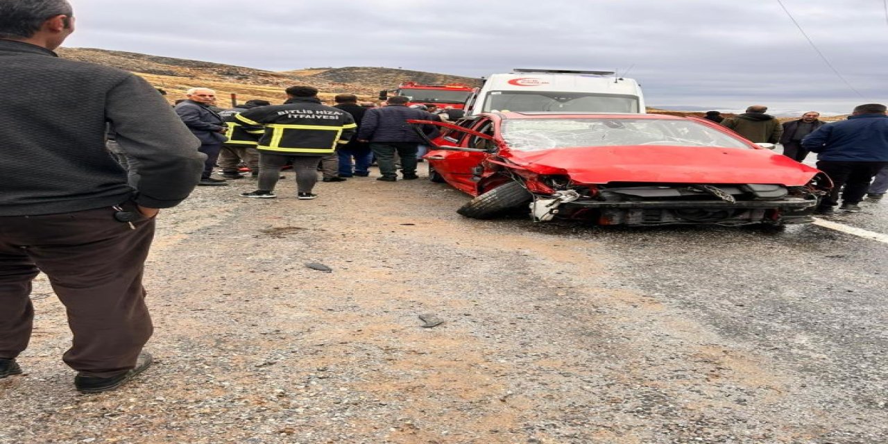 Otomobille kamyonet kafa kafaya çarpıştı: 8 yaralı