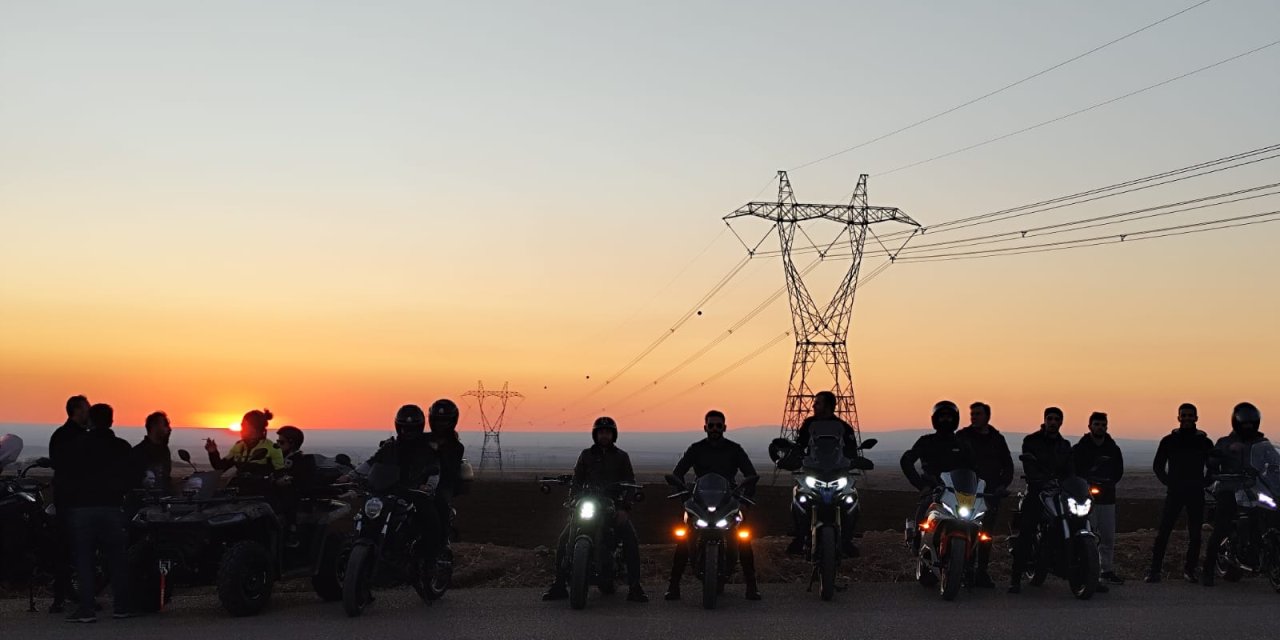 Motosiklet tutkunları bir grup, Atatürk posterleri ile Cudi Dağı’na tırmandılar