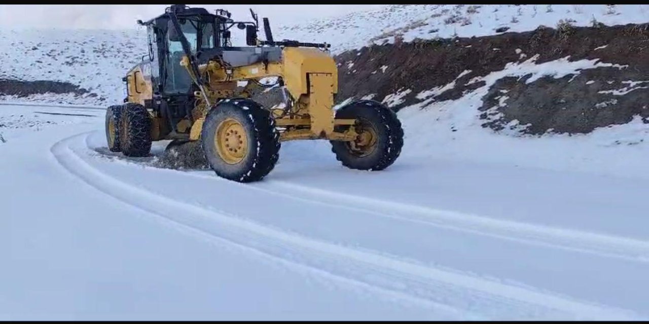 Kar Yağışı Beytüşşebap’ta Köy Yolunu Kapattı! İşte Son Durum