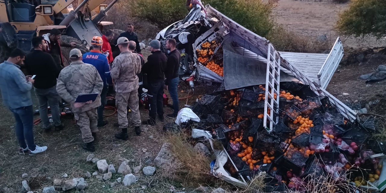 Bitlis’te meyve yüklü kamyonet devrildi: 1 ölü, 1 yaralı