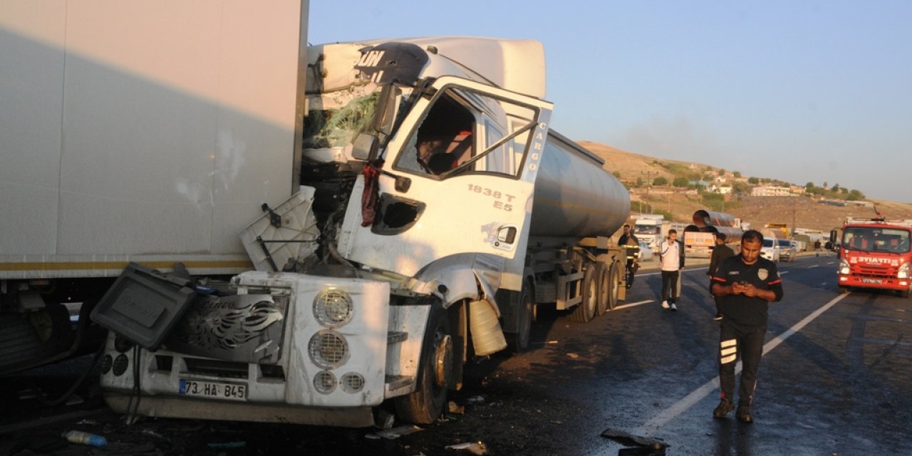 Cizre’de 4 Tır’ın karıştığı zincirleme trafik kazasında 1 kişi yaralandı