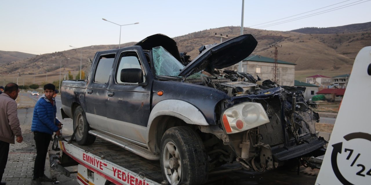 Muş'ta hafif ticari araç ile kamyon çarpıştı: 3 yaralı