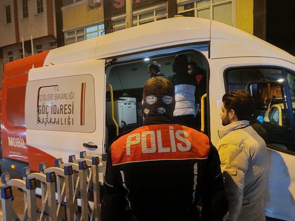 Edirne'de nefes kesen göçmen operasyonu: 17 kaçak göçmen ve 1 FETÖ şüphelisi yakalandı