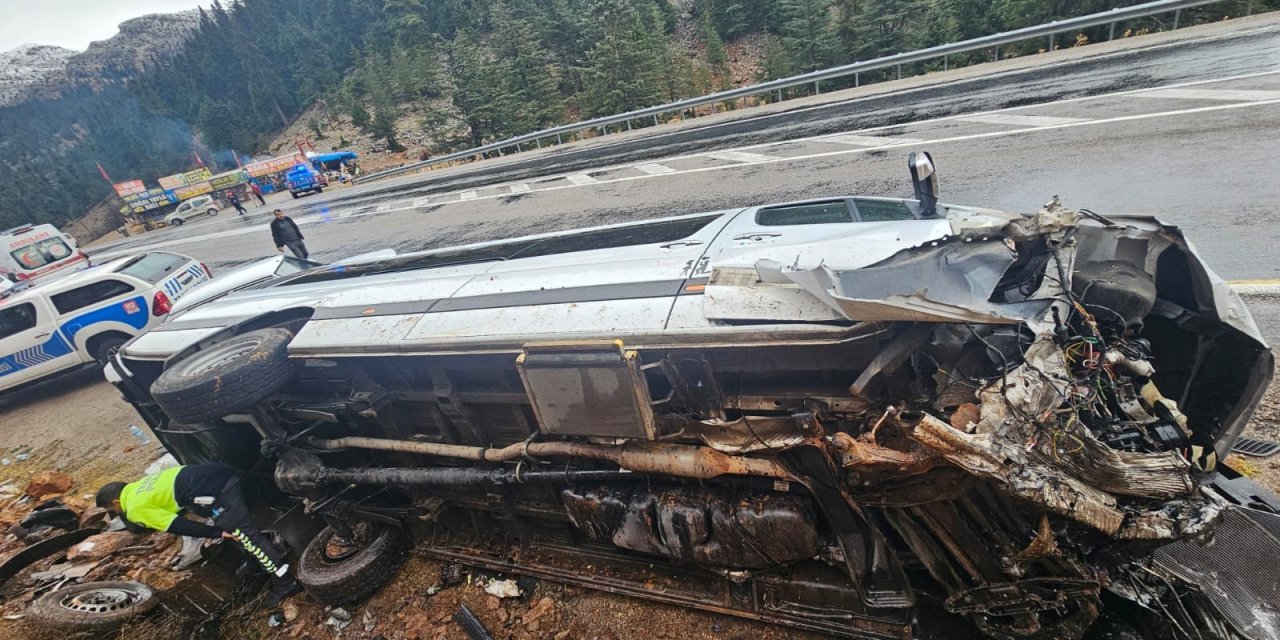 Antalya'da yolcu minibüsünün devrilmesi sonu 9 kişi yaralandı