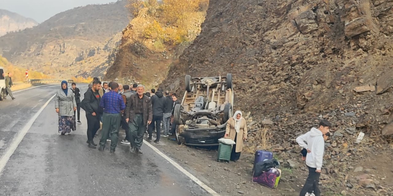 Hakkari'de  minibüs takla attı: 11 yaralı