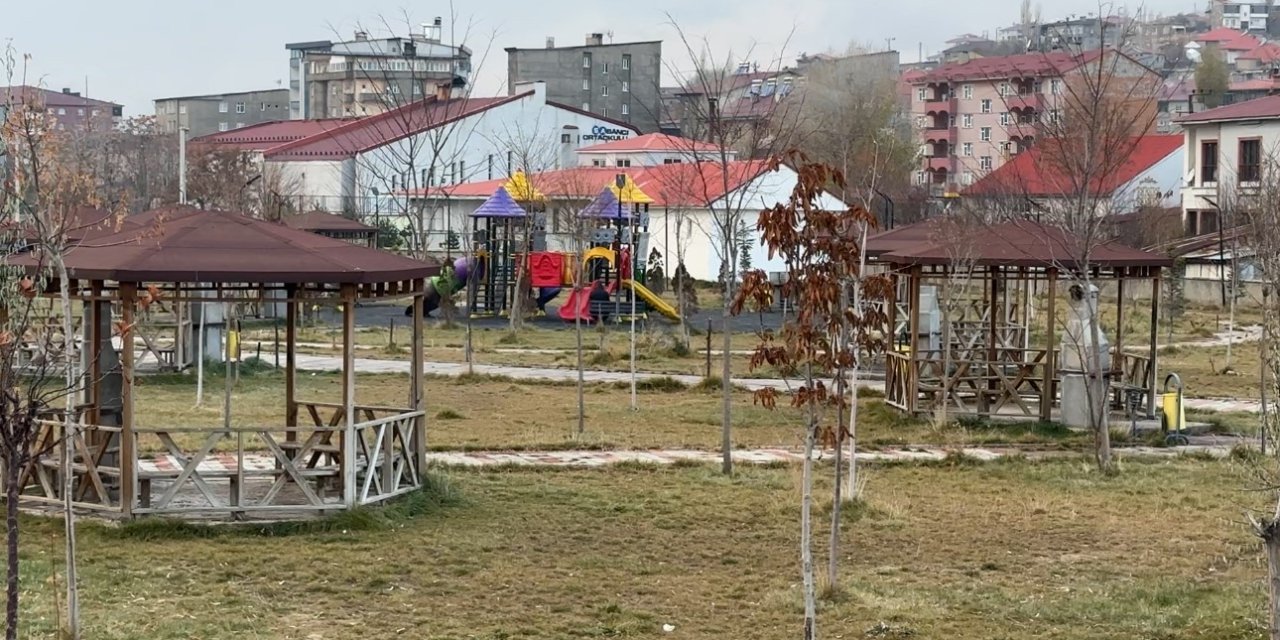 Yüksekova'da havalar soğudu, parklar boş kaldı