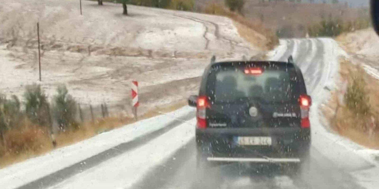 Adıyaman'ın Sincik ilçesinde dolu yağışı yolu beyaza bürüdü