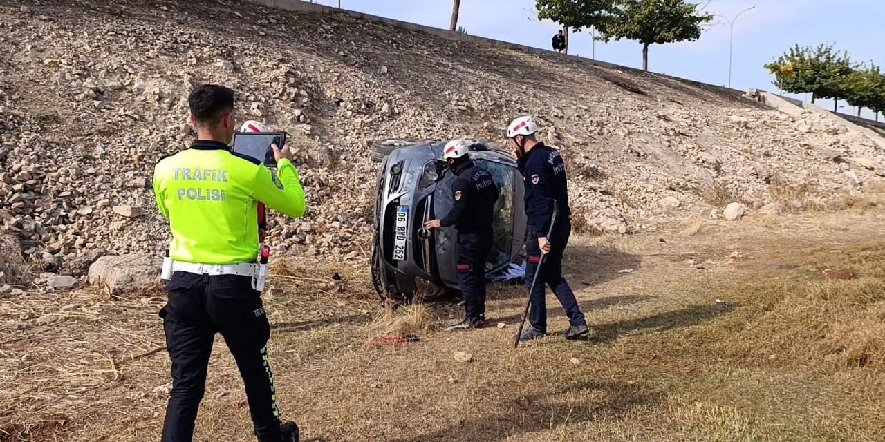 Şanlıurfa’da  kontrolden çıkaran otomobil şarampole devrildi: 3 yaralı