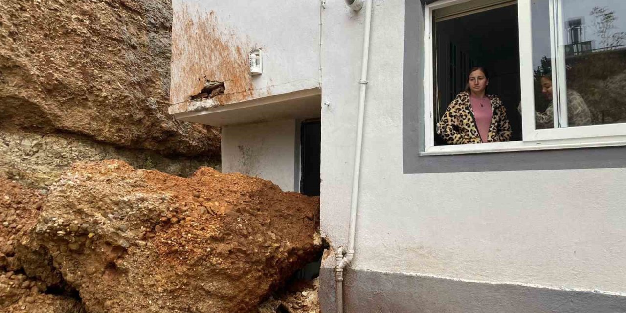 Antalya'da aşırı yağış sebebiyle kopan kaya parçası evin kapısına çarptı