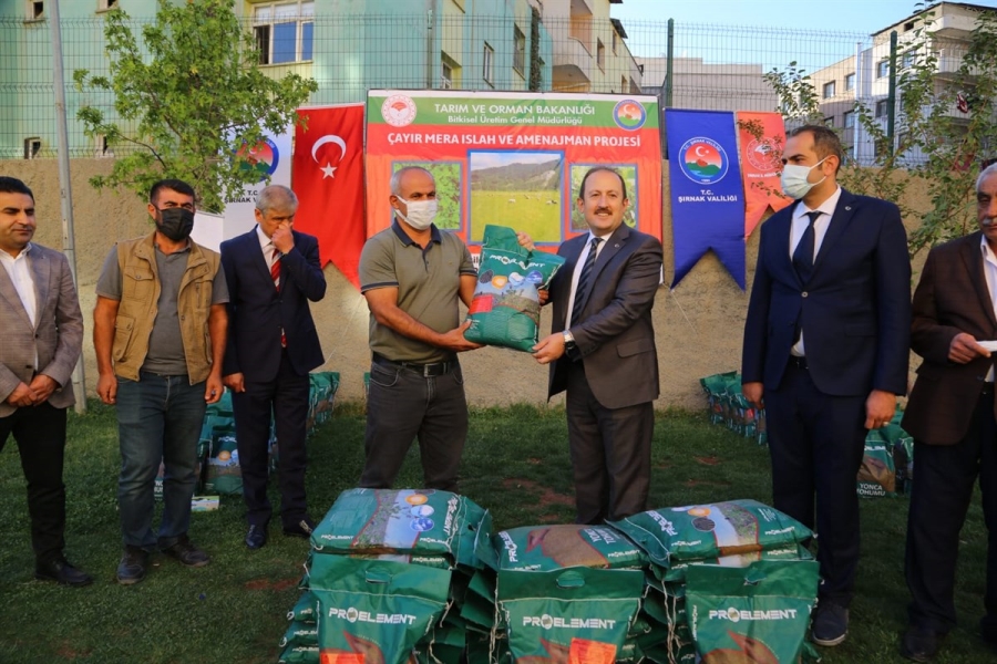 ŞIRNAK’TA ÇİFTÇİLERE SERTİFİKALI YEM BİTKİLERİ TOHUMU DAĞITILDI