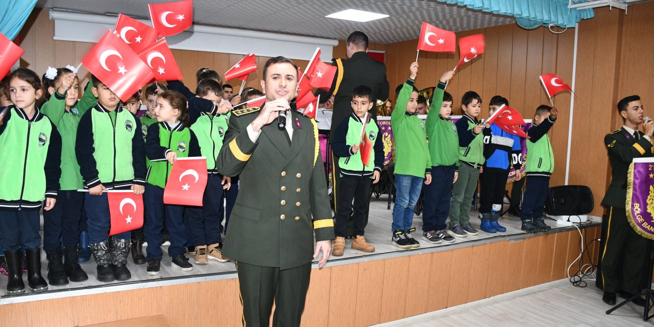 Askeri bando takımı Uludere'de konser verdi