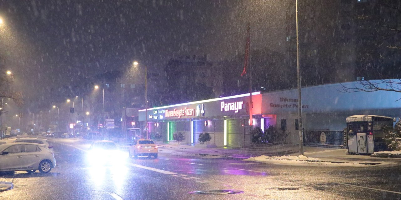 Ankara kara teslim oldu. Kar yağışı gece boyu devam etti