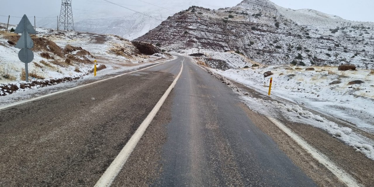 Şırnak-Siirt Yolunda Kar Yağışı Başladı: Sürücülere Kış Lastiği Uyarısı