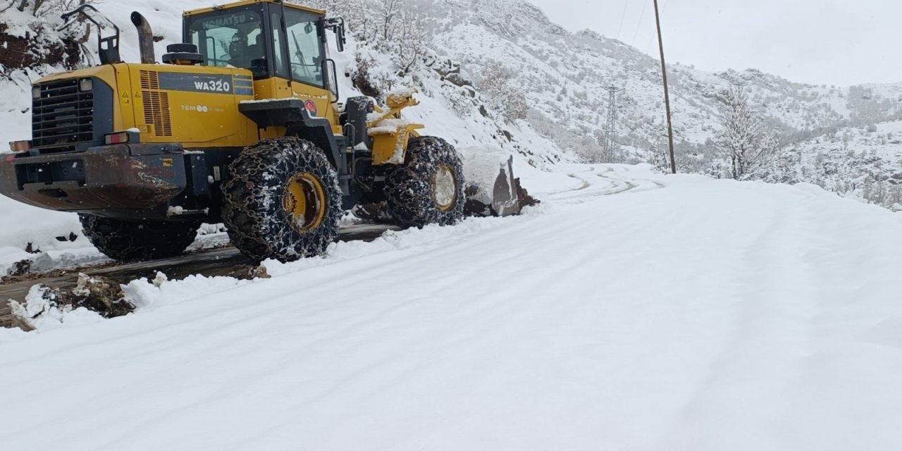 Kar yolları kapattı, ekipler harekete geçti