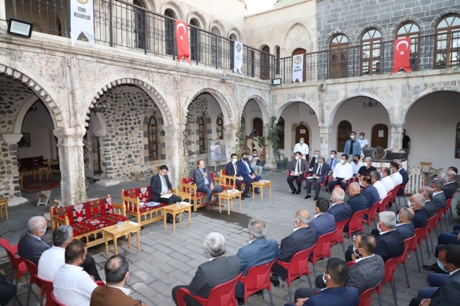 Vali Pehlivan, Cizre 'de köy ve mahalle muhtarlarıyla değerlendirme toplantısı gerçekleştirdi