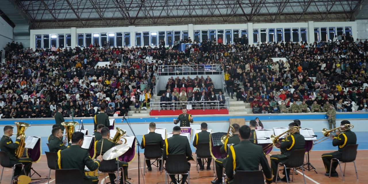 2. Ordu Komutanlığı Bando ekibinin Konseri Şırnaklıları mest etti