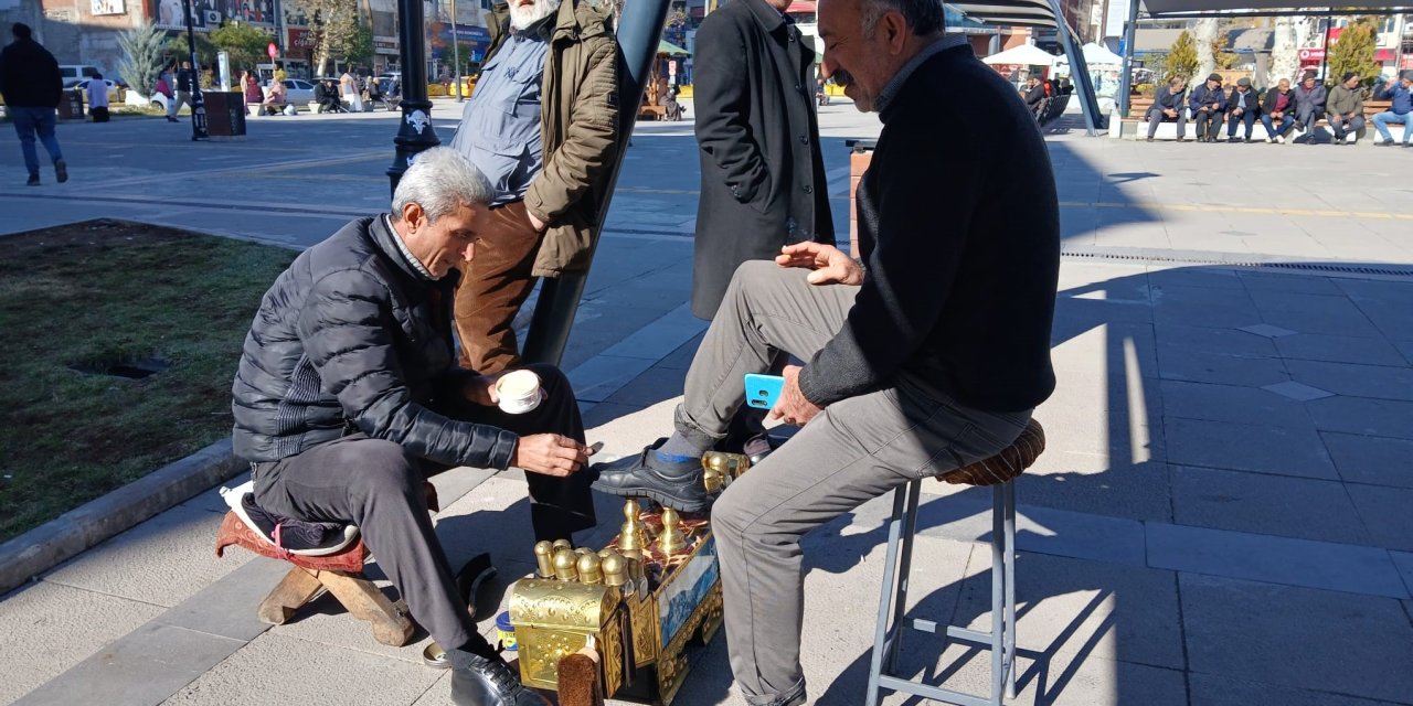 35 yıldır ayakkabı boyayarak evini geçindiriyor