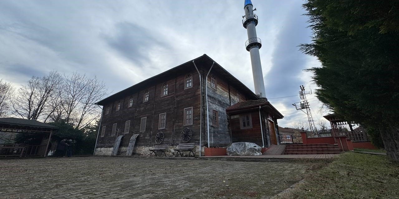 300 yıllık çivisiz cami ve koruma altındaki ağaç, ziyaretçilerini bekliyor