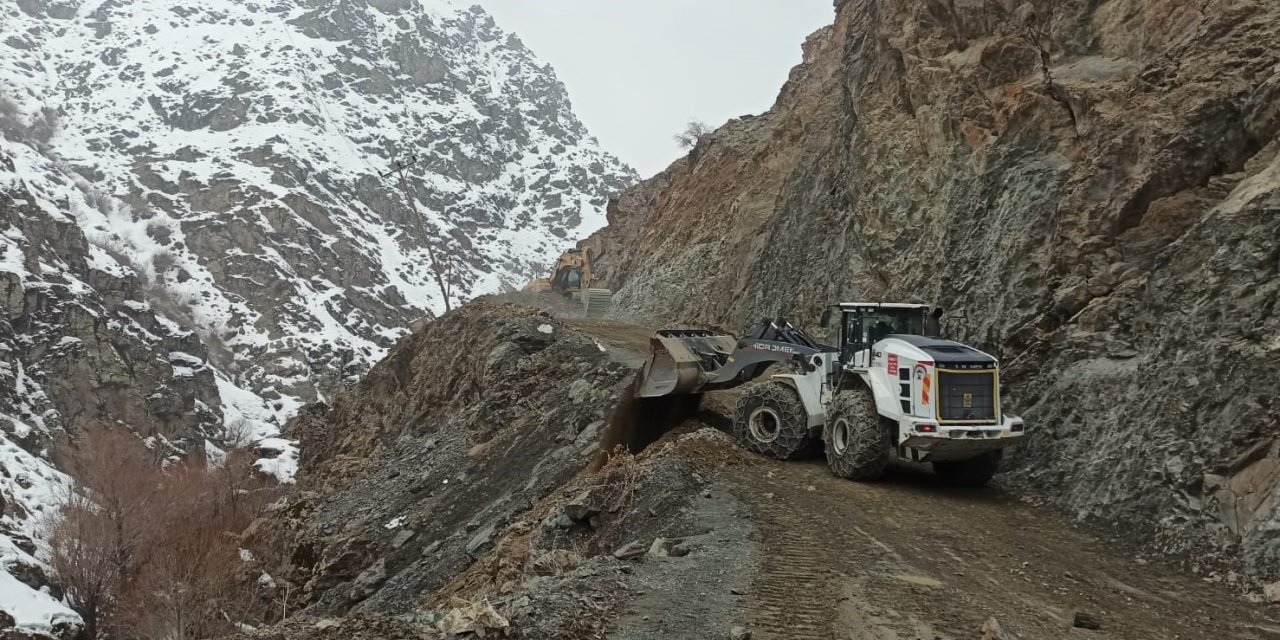 Hakkari'nin köy ve mezra yolları kışa hazırlanıyor