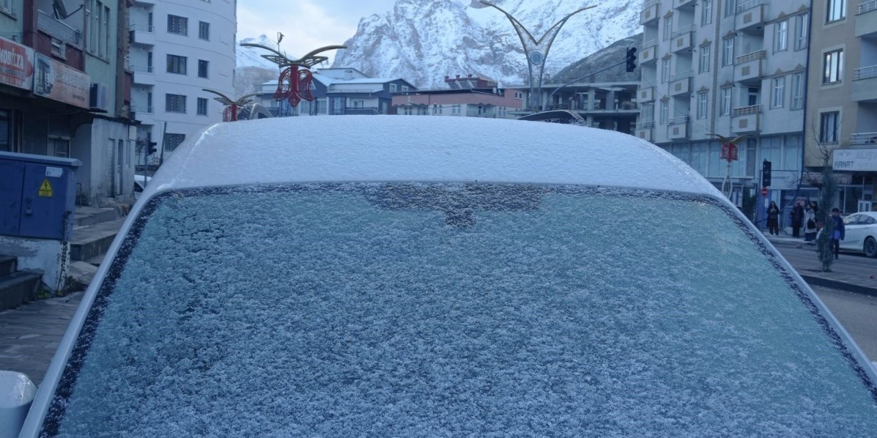 Hakkari'de etkili olan soğuk hava hayatı olumsuz etkiliyor.