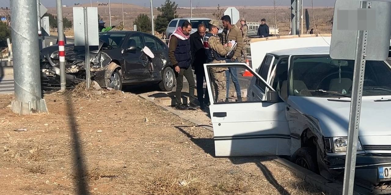 Suriye'ye dönüş yolunda mültecileri taşıyan araç otomobille çarpıştı