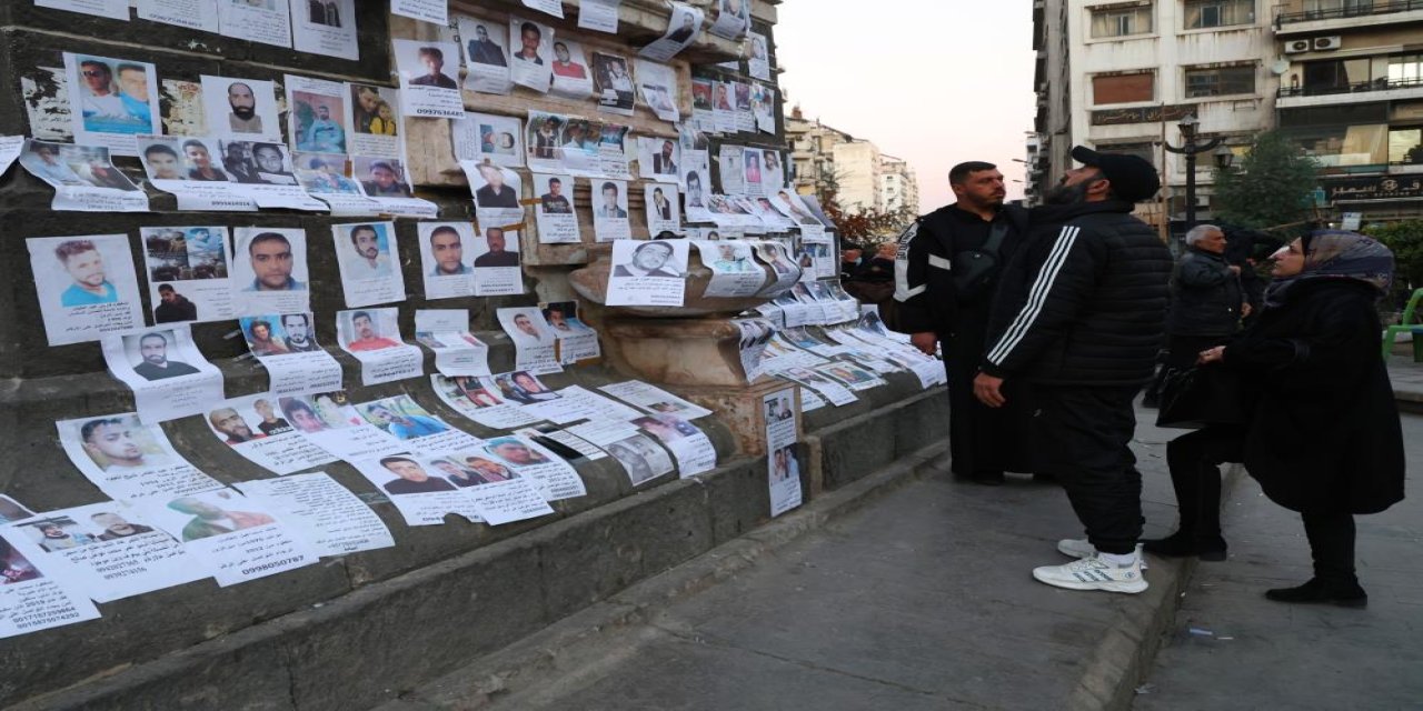 Suriyeliler, Merce Meydanı'na astıkları fotoğraflarla yakınlarını arıyor