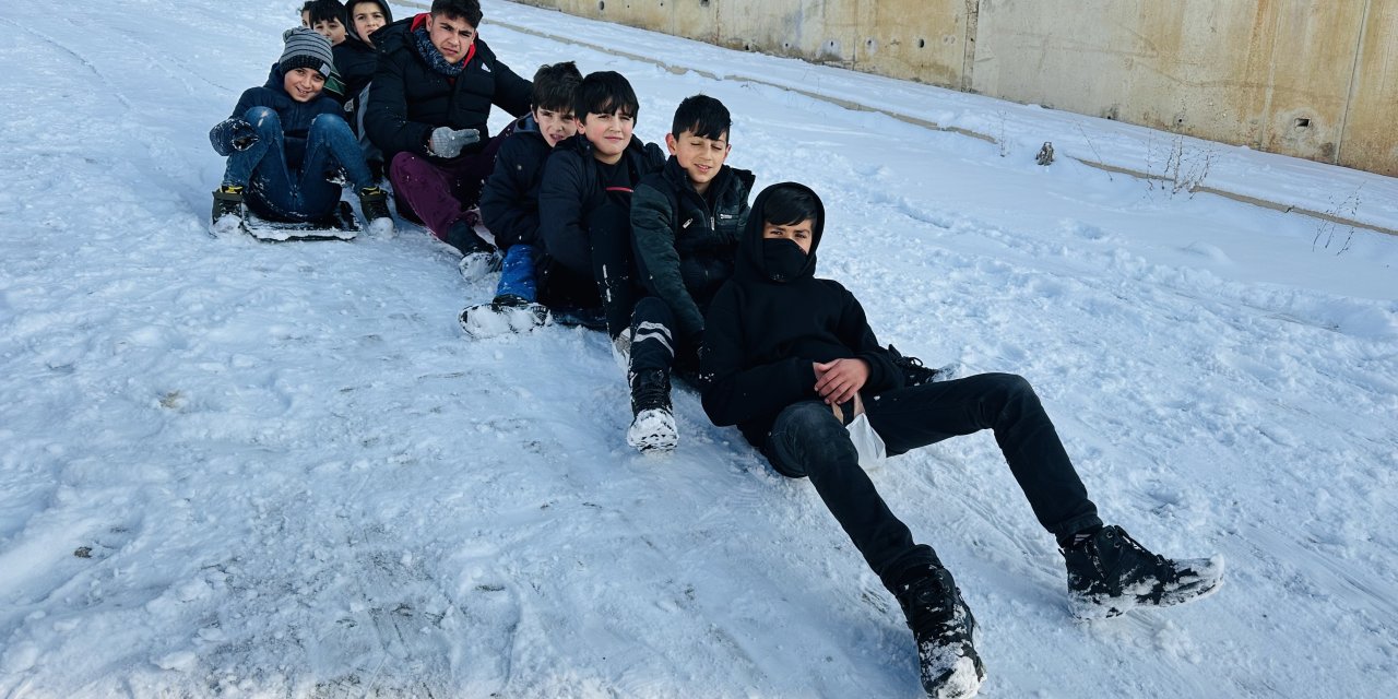 Yüksekova'da çocuklar poşet,tahta ve tepsileri alıp yolları buz pistine döndürdüler