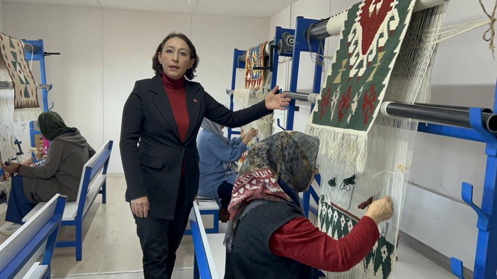 Deprem zede kadınlar ilmik ilmik işledikleri Türk motifli halı ve kilimleri Japonya'ya satılıyor