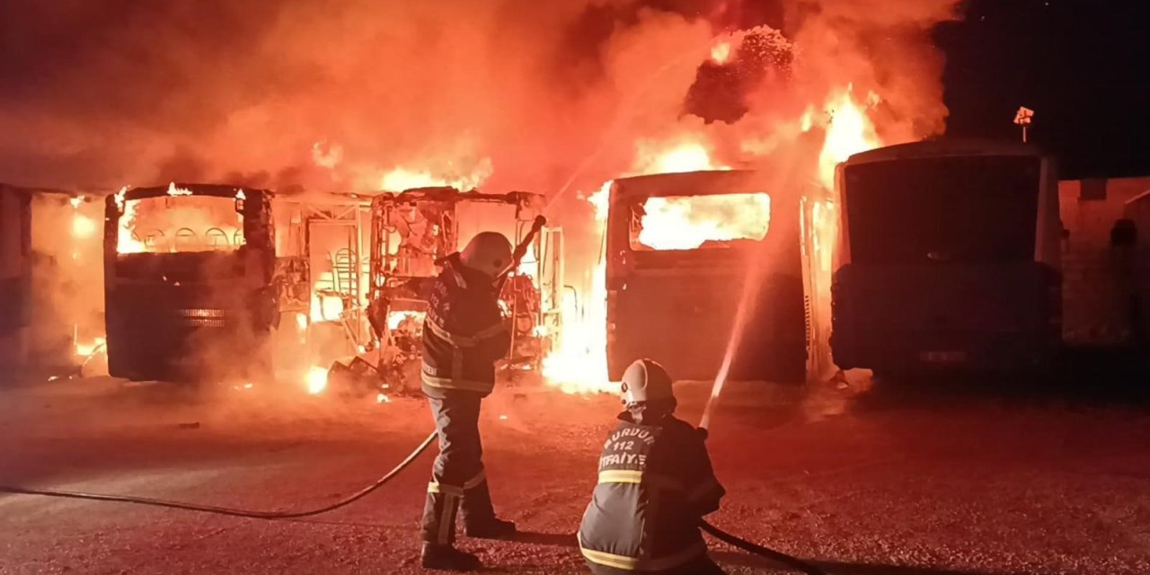 Alev alev yanan 5 halk otobüsü hurdaya döndü