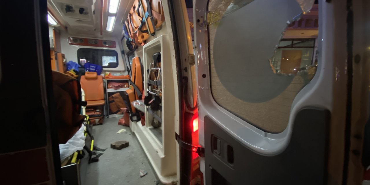 Diyarbakır’da hasta taşıyan ambulansa taşlı saldırı