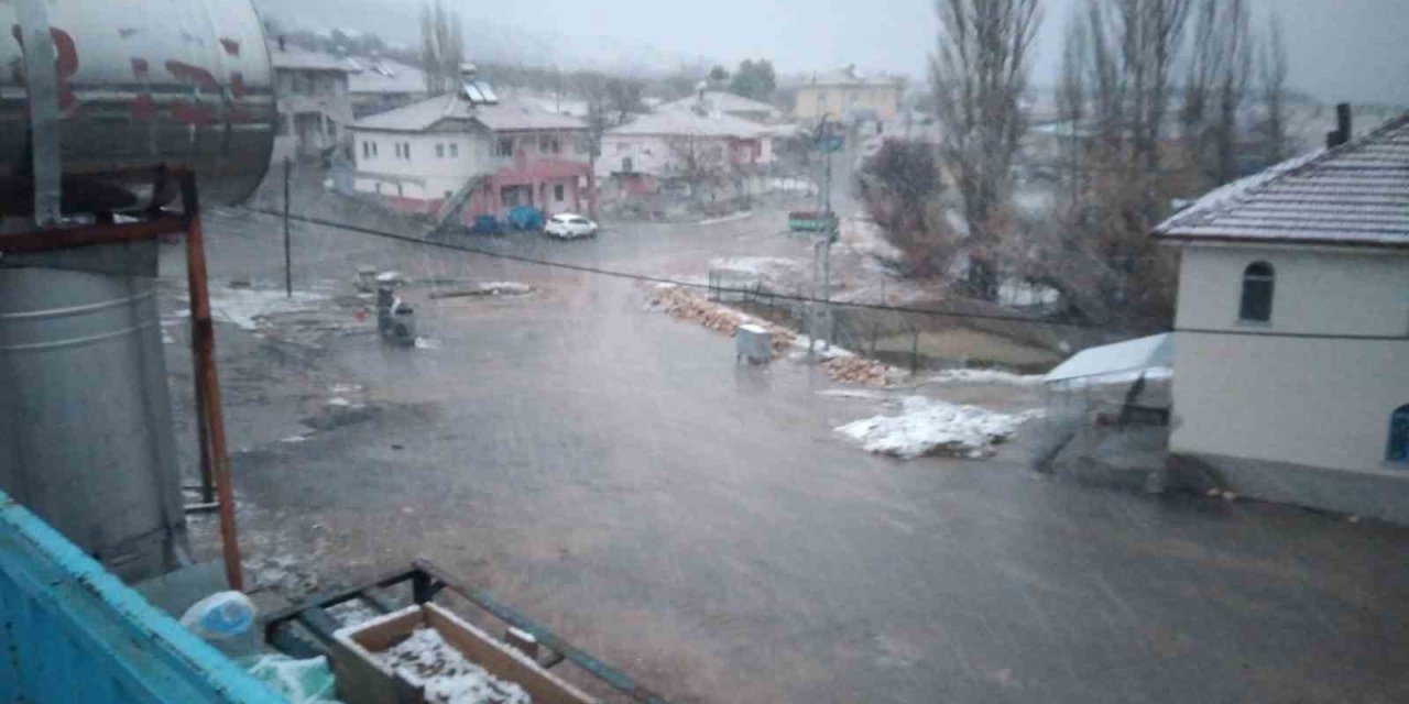 Malatya’da yüksek rakımlı bölgelerde kar yağışı etkili oluyor