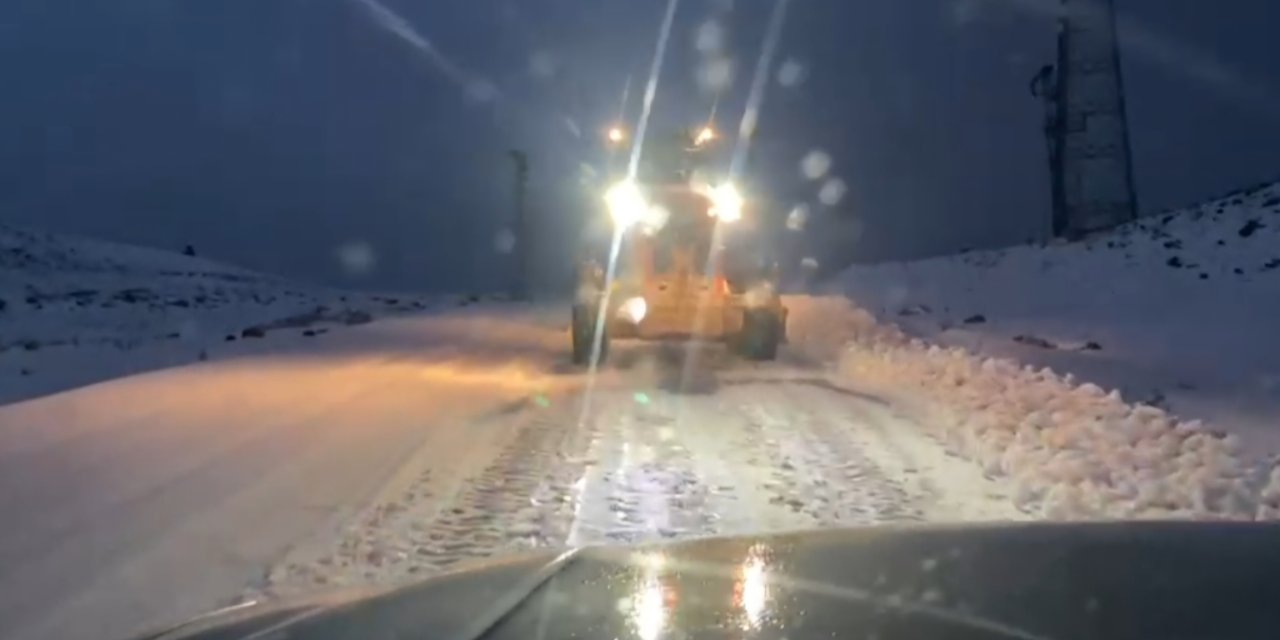 Siirt'te yoğun kar yağışı nedeniyle yollar kapandı