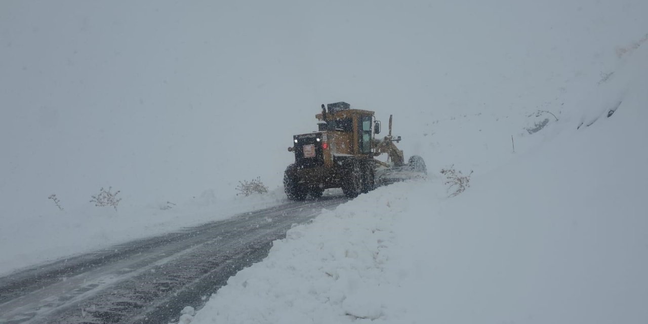 Hakkari'de kardan dolayı kapanan yollar ulaşıma açıldı