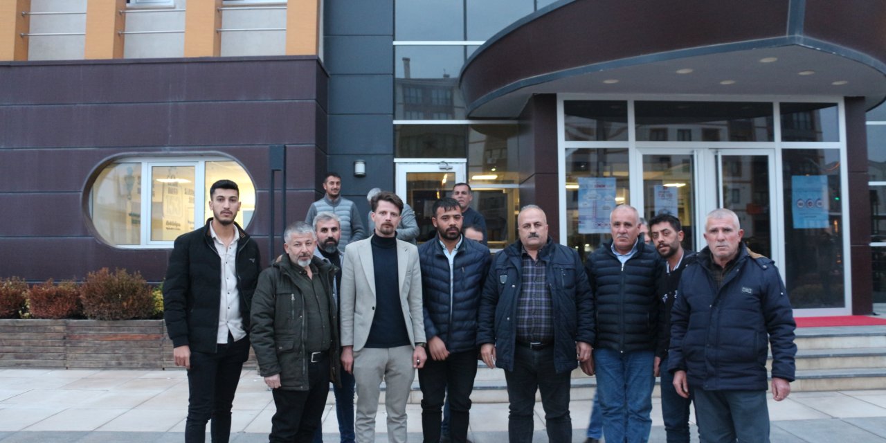 Şırnak’taki Taksiciler, yüksek kamera maliyetini belediye önünde protesto etti