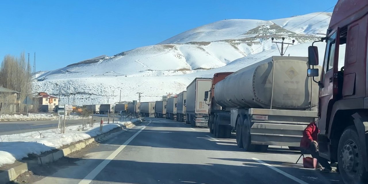 Sınır Kapısında 5 kilometrelik tır kuyruğu