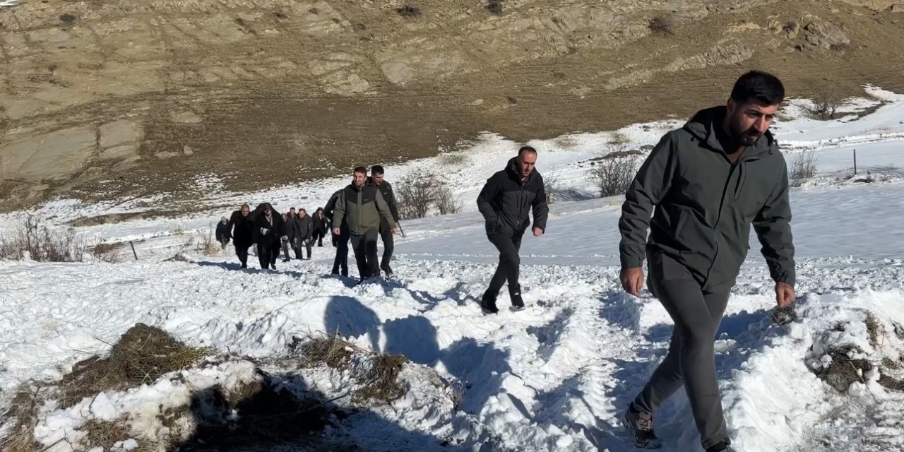 Hakkari'de kaya parçasının isabet ettiği çocuk gözyaşları arasında toprağa verildi