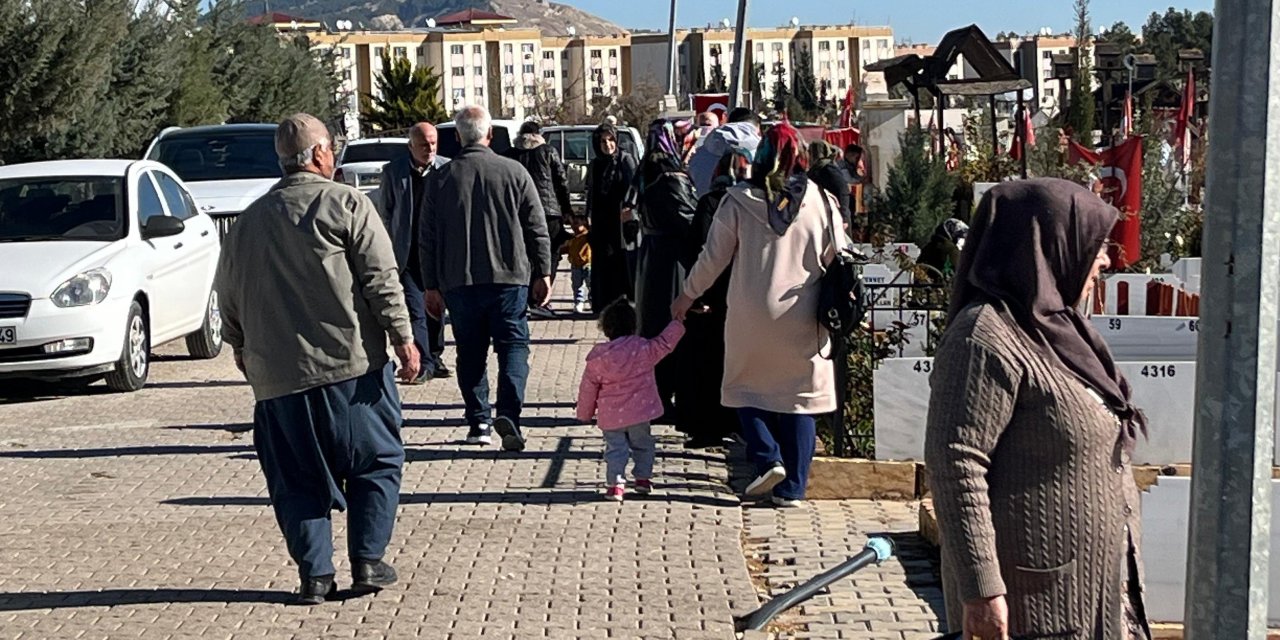 Kandil'den dolayı mezarlıklarda yoğunluk