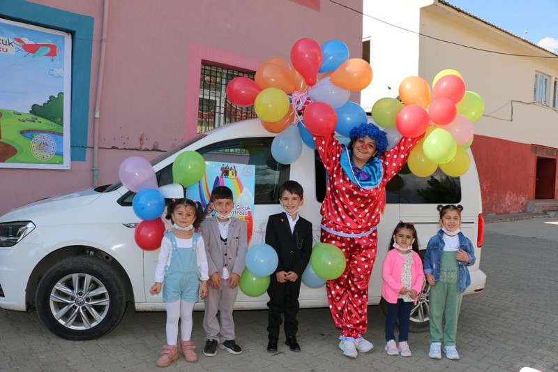 Uludere'de gönüllü öğretmenlerden gezici çocuk tiyatrosu