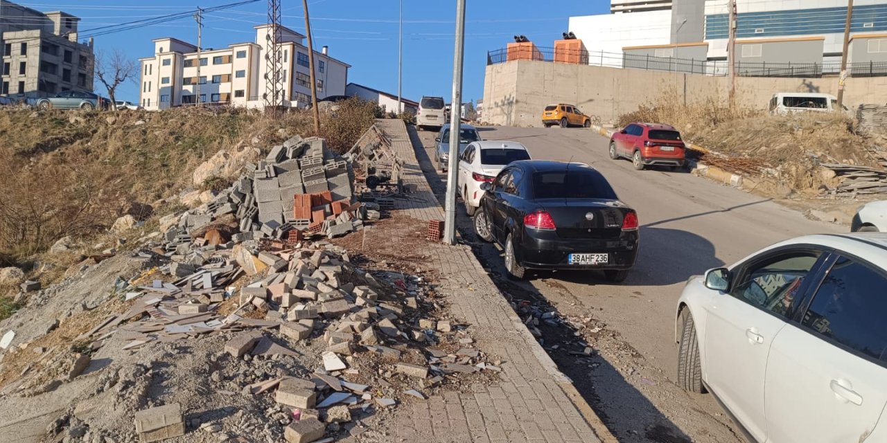 Şırnak’a Yakışmayan Manzara: Kaldırımlar Temizlik Bekliyor