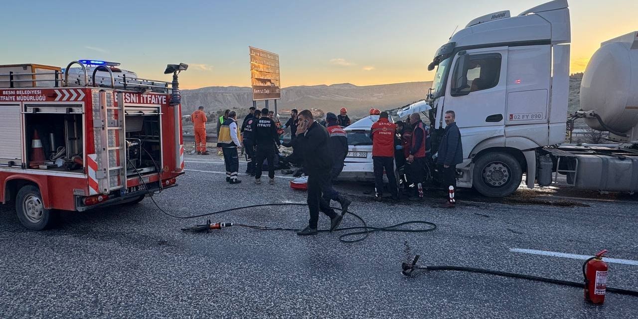 Adıyaman'da yakıt tankeri ile otomobil çarpıştı: 4 ölü