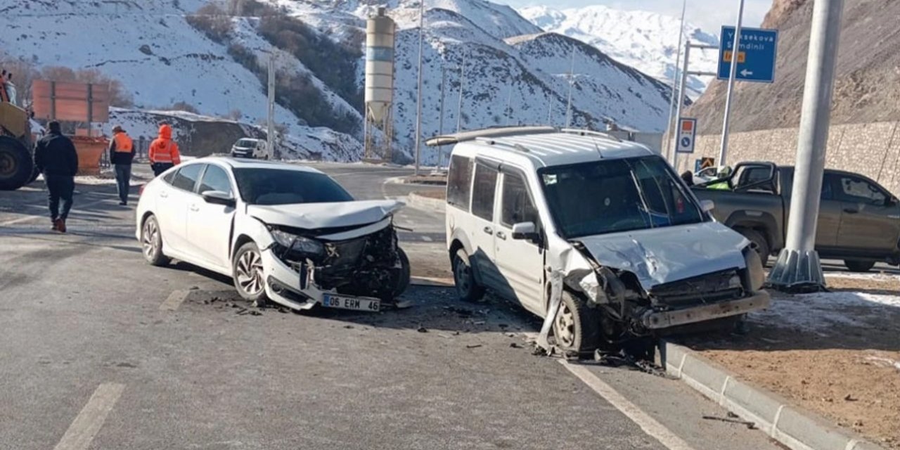 Yüksekova'da yeni açılan köprüde trafik kazası: 2 yaralı