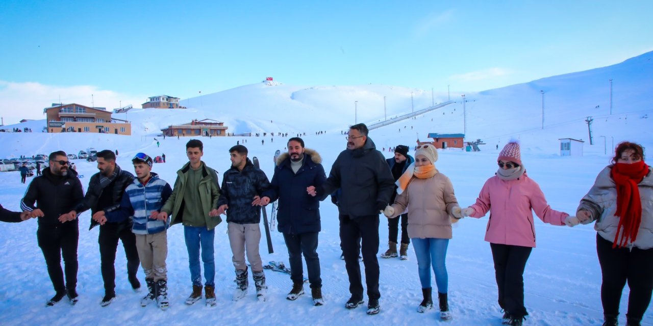 Komşun İlin Valisi Gençlerle Halay çekti