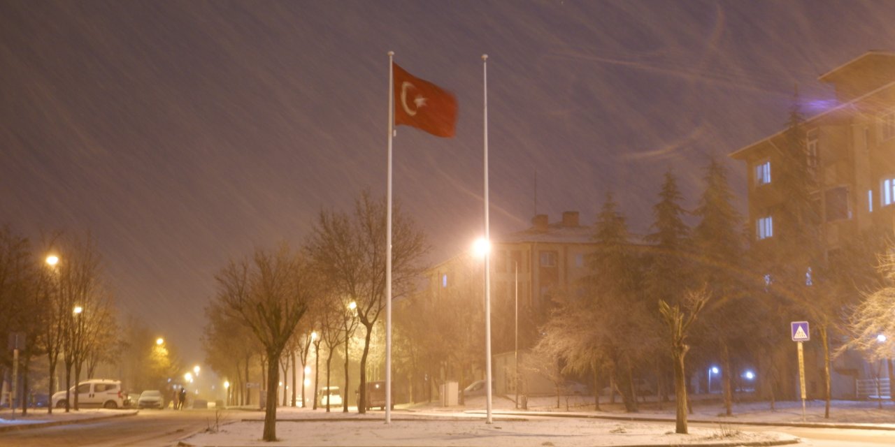 Kar kalınlığı 10 santimetre oldu, okullar tatil edildi