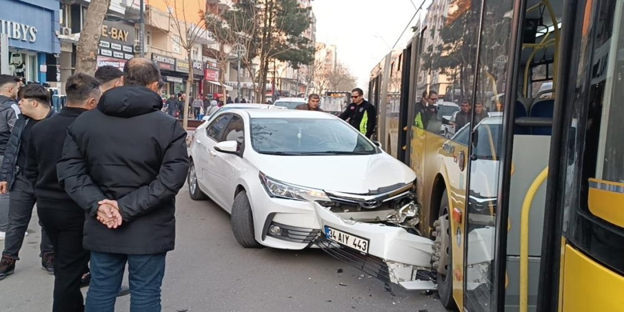 Batman'da belediye halk otobüsü ile otomobil çarpıştı