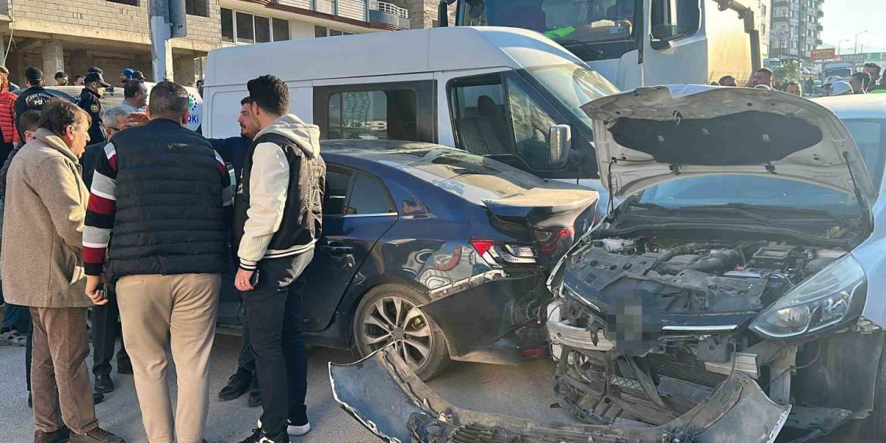 Hatay’da freni patlayan hafriyat kamyonu 5 aracı biçti: 3 kişi yaralandı