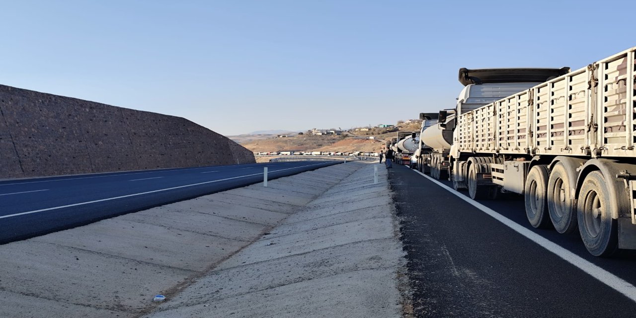 Silopi-Cizre Karayolu Trafik Kazası Nedeniyle Kapandı: Uzun Kuyruklar Oluştu