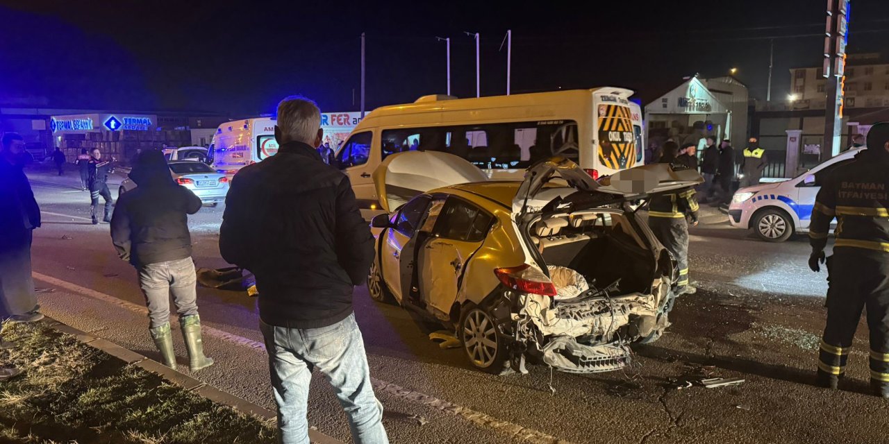 Batman'da hafif ticari araç ile otomobil çarpıştı: 5 yaralı