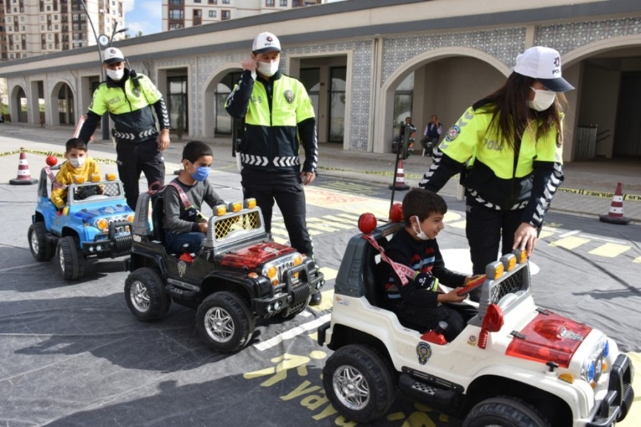 Şırnak’ta mobil trafik eğitim tırı öğrencilerle buluştu