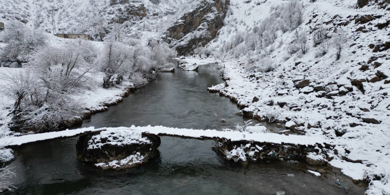 Şırnak'ın Bal ormanları, kar yağışı ile kartpostallık görüntüler oluşturdu