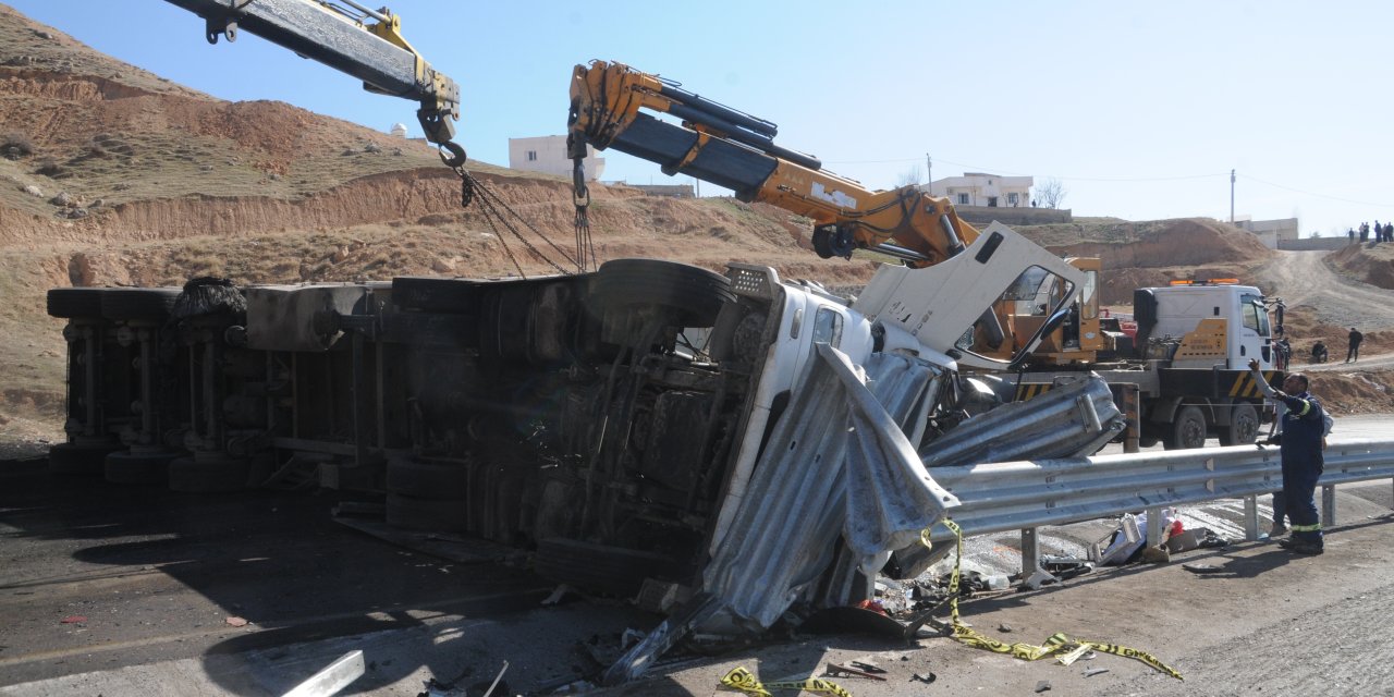 Cizre'de freni boşalan tır şarampole devrildi: 1 Ölü